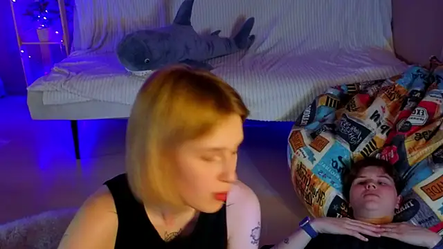 two_gerls_here webcam