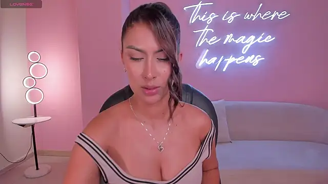 ArianaDumont live cam on StripChat