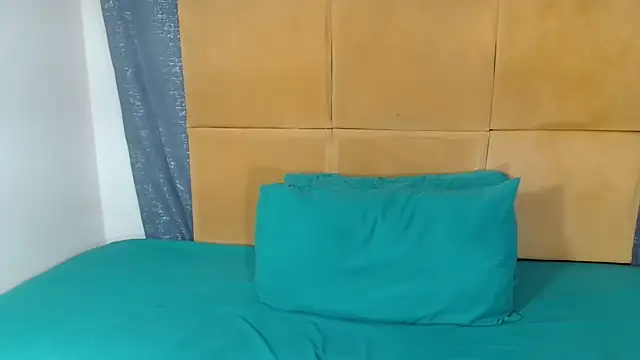 HugeTitisxx webcam