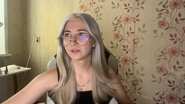WhitePowerGirl webcam