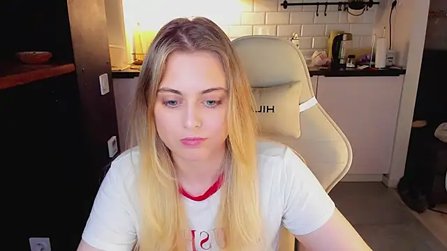 blonde_kellyy webcam