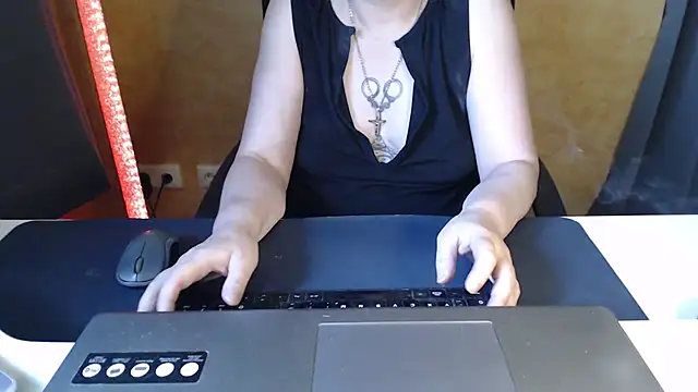 SweetPhoenix76 webcam