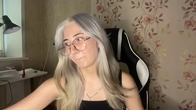 WhitePowerGirl webcam