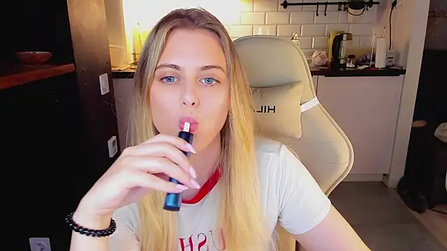 blonde_kellyy webcam