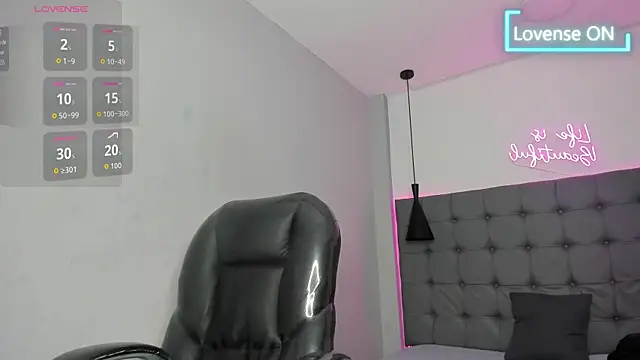 scarletcherry18 live cam on StripChat