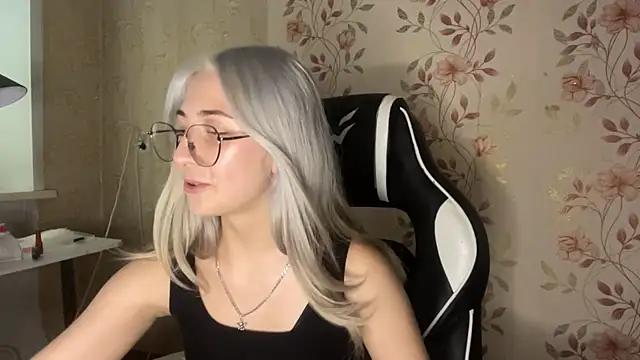 WhitePowerGirl webcam