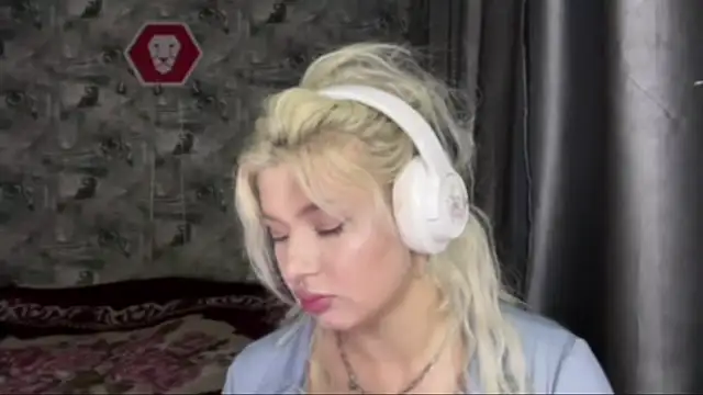 SpotlessParaffin live cam on StripChat
