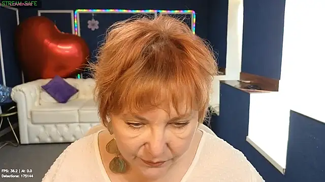 Kira_Kenett webcam