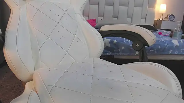 mask_red_girl webcam