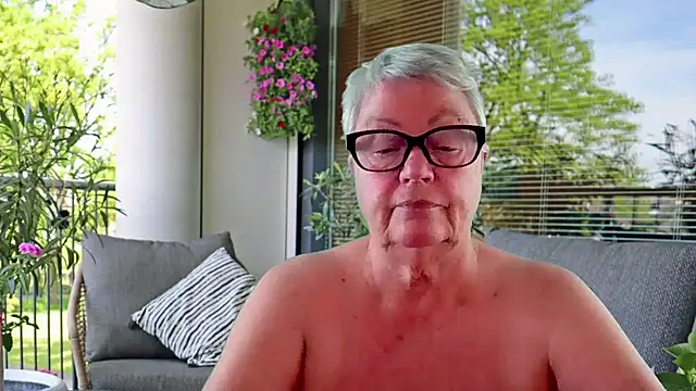Mystery-Grandmother webcam
