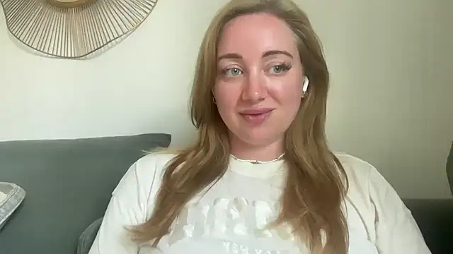 arielsweetieee live cam on StripChat