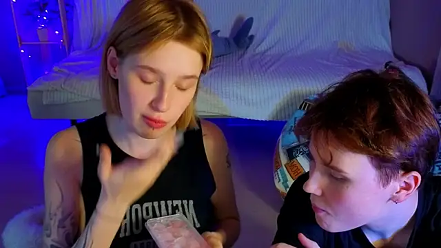 two_gerls_here webcam