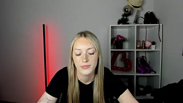 EvelynBlond webcam