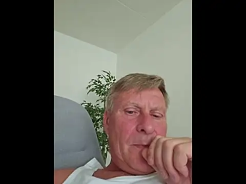 johnnym1 webcam