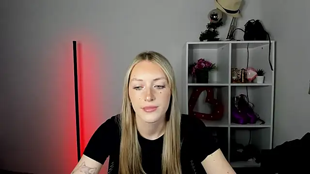 EvelynBlond webcam