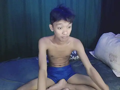 innocentfucker (M twink) - get naked!!
