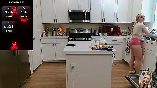 Blondiewithanass webcam