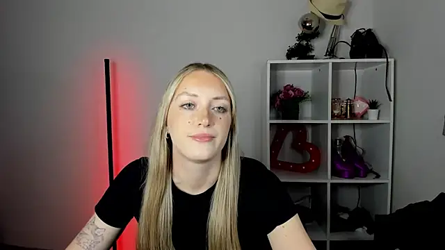 EvelynBlond webcam