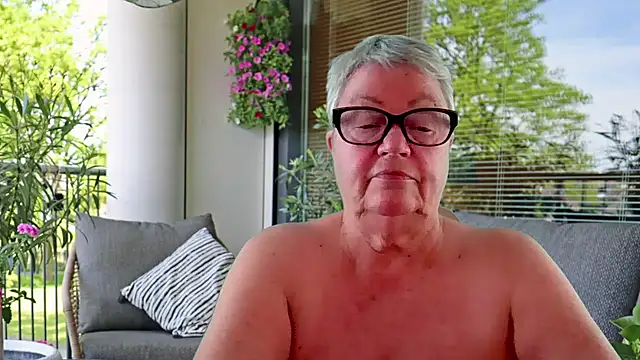 Mystery-Grandmother webcam