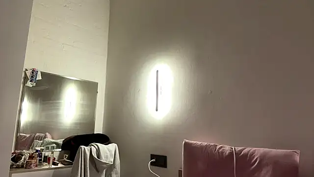 Ur_neighbor_Kira webcam