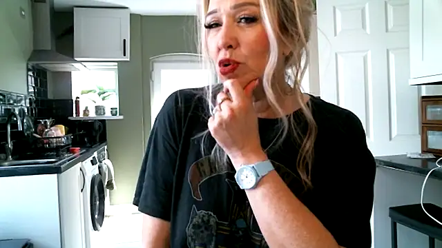 MissHoneyPenny webcam