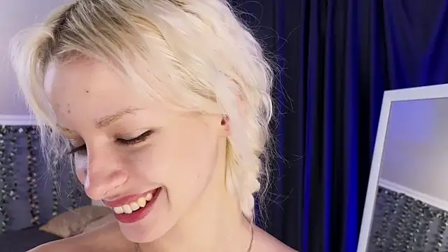 Naomi_Demio webcam