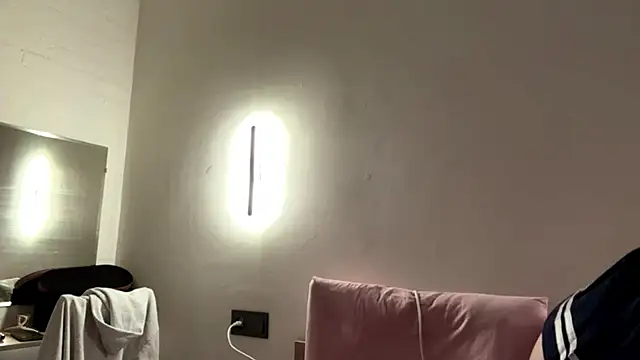 Ur_neighbor_Kira webcam