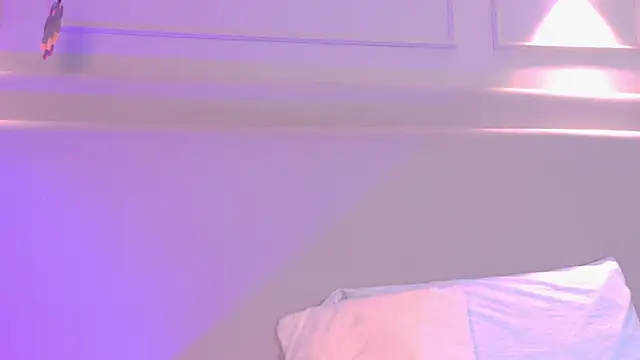 NaomiKlarc webcam