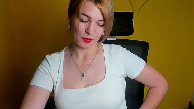 CuttieEmma webcam
