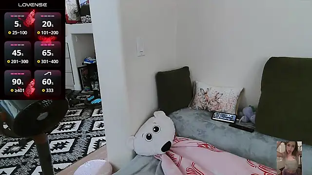Blondiewithanass webcam