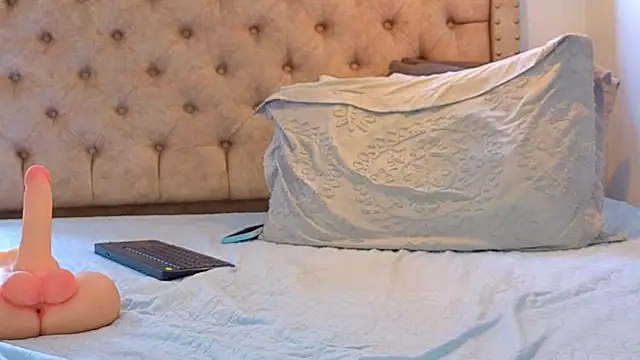 ValkiryMonts live cam on StripChat