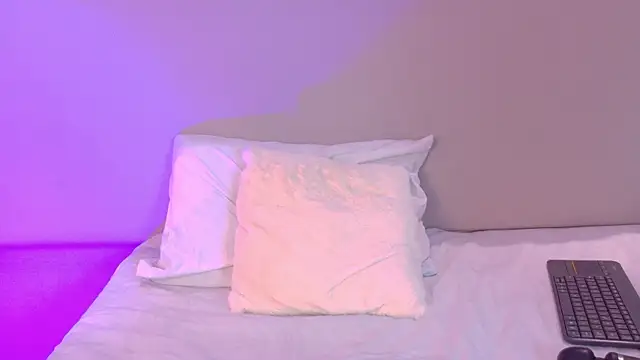 NaomiKlarc webcam