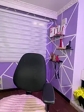 MiiaaJoness webcam
