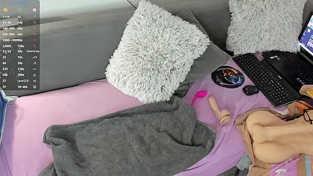 AlicePlushWhispers webcam