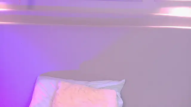 NaomiKlarc webcam