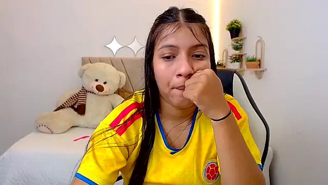 zara_cute live cam on StripChat