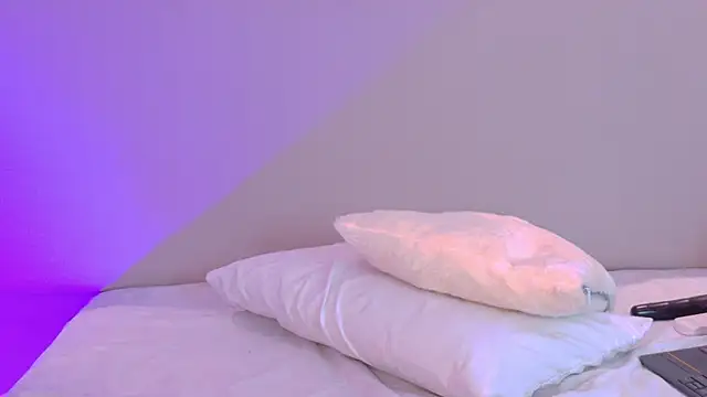 NaomiKlarc webcam