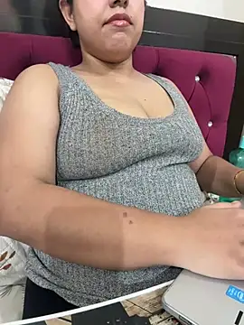 yourmoni001 live cam on StripChat