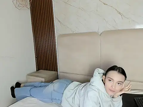 LolaWhite_HL webcam
