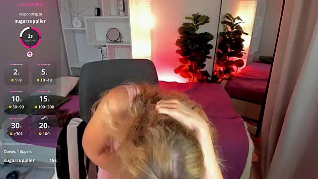Julia_Giulia live cam on StripChat