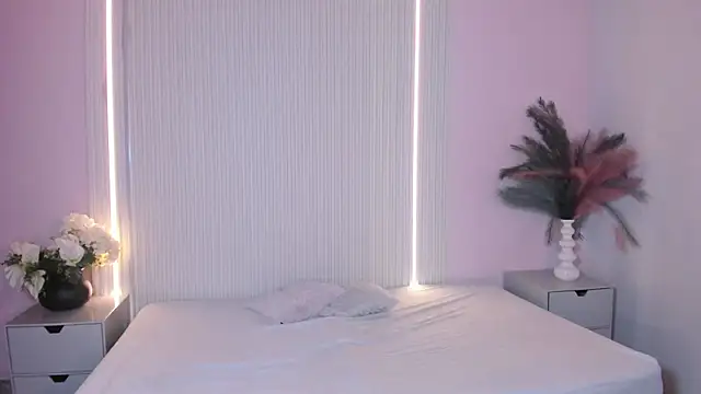 LucyWild8 live cam on StripChat