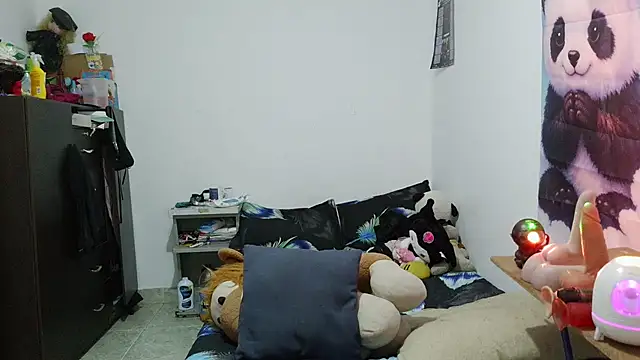 curly_greeneyed webcam