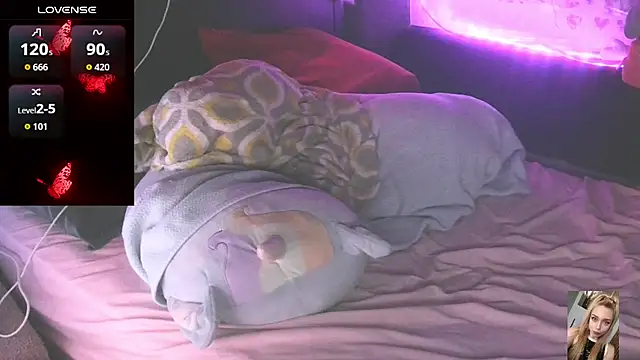 Blondiewithanass webcam