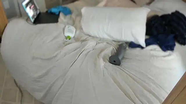 bubblebuttblondeboy webcam