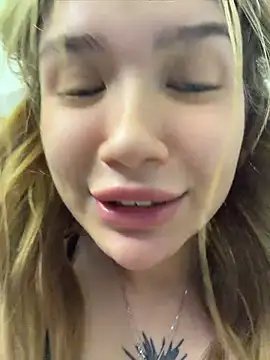 FlashTitsRoyal's live cam