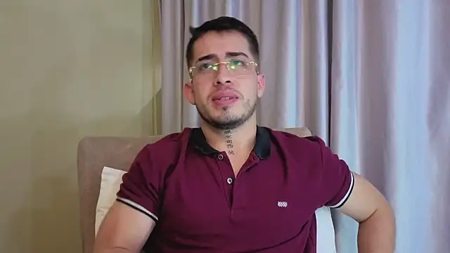 Tommas_Jhonson live cam on StripChat