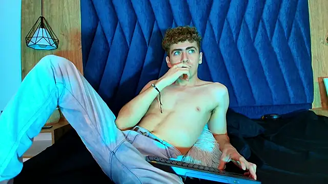 Tyler_Mcrey live cam on StripChat