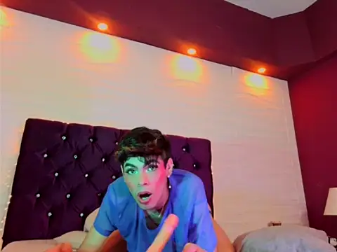Nicolass_23 live cam on StripChat