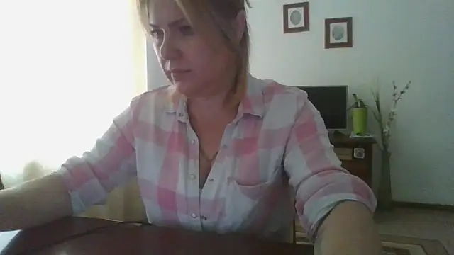 ElenaLove888 webcam
