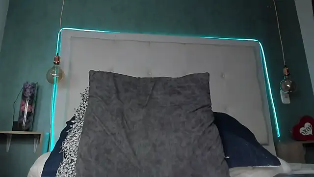 mia_gomez7 (F teen) - Naked pussy close